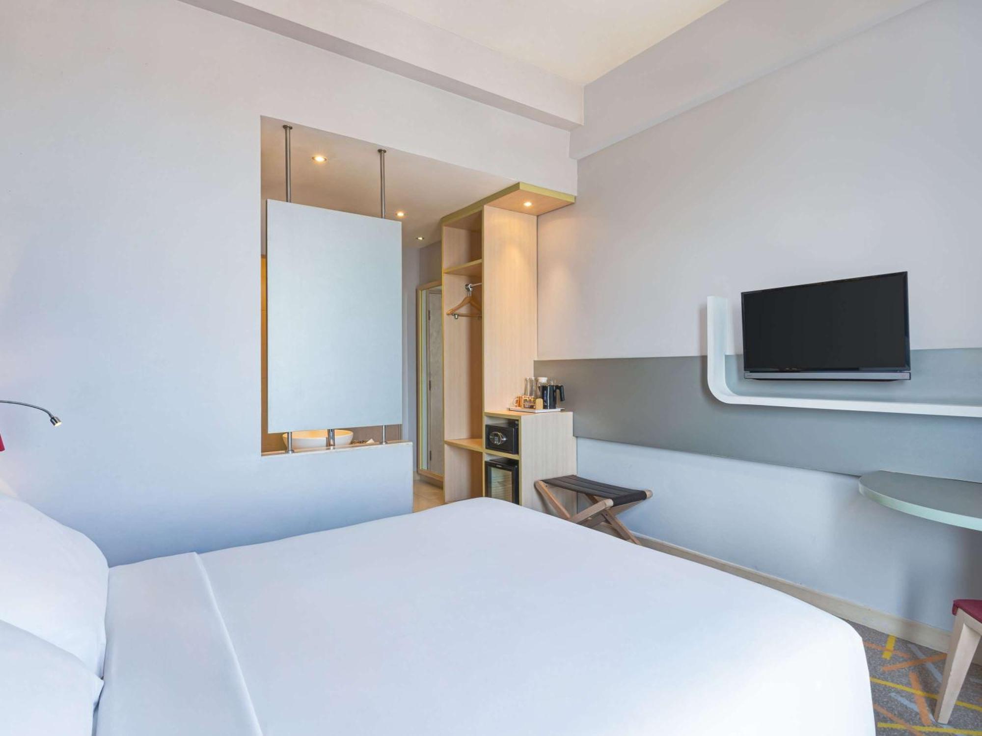 Hotel Ibis Styles Malang Exterior foto